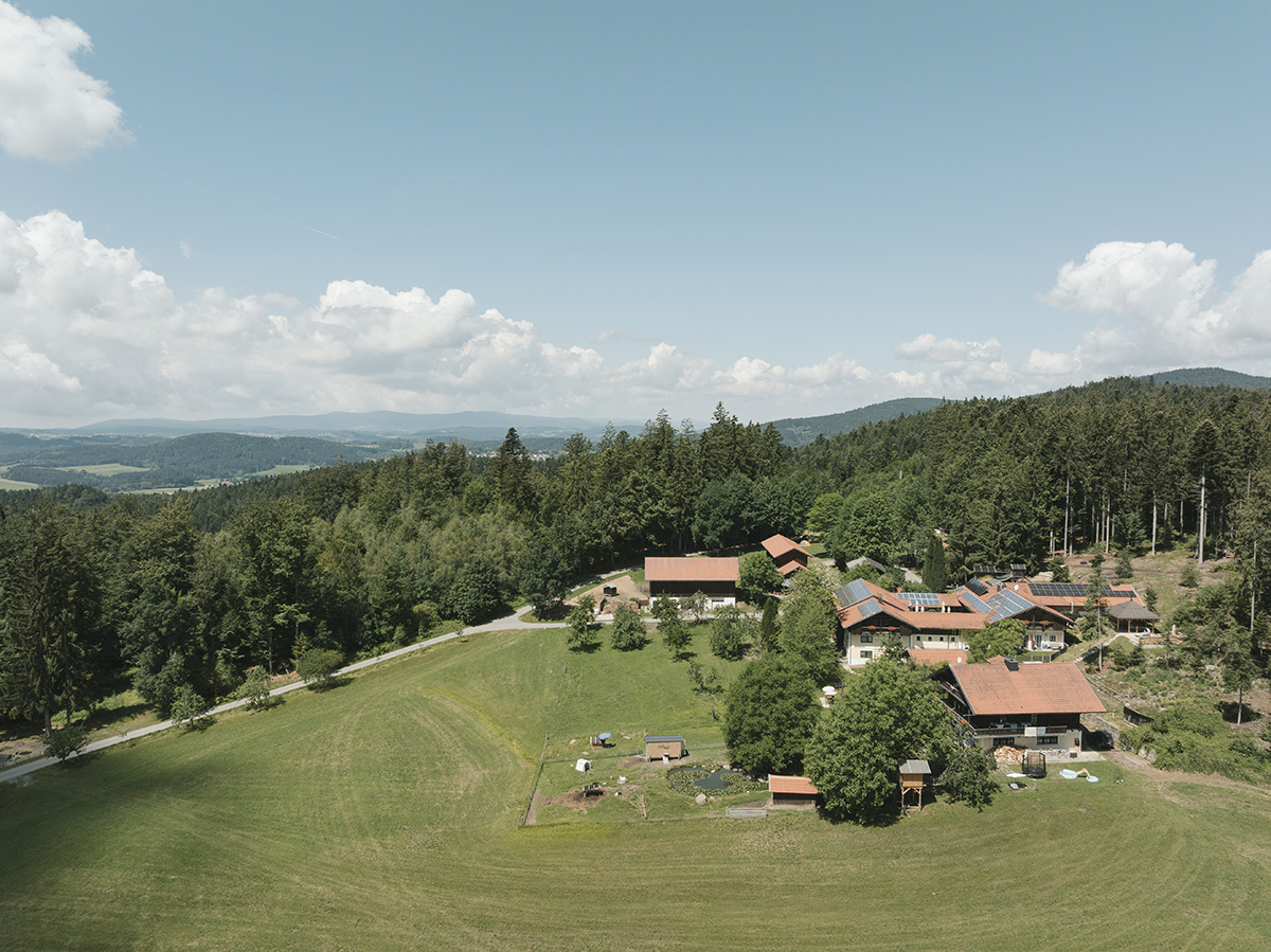 Drohnenansicht des Hofs "zum Fürst'n" im bayerischen Wald