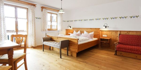Großes Zimmer in bayerischem Stil mit viel Holz