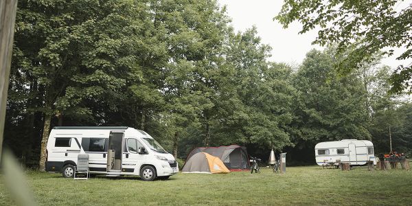 Campingplatz mit Zelten und Wohnwagen beim Fürst’n